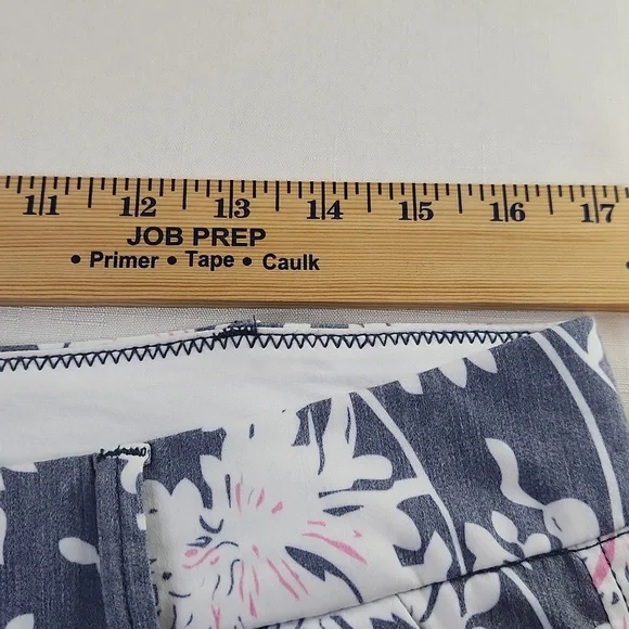 Dear John Floral Cuffed Shorts. Size 30 (10) - Picture 7 of 9